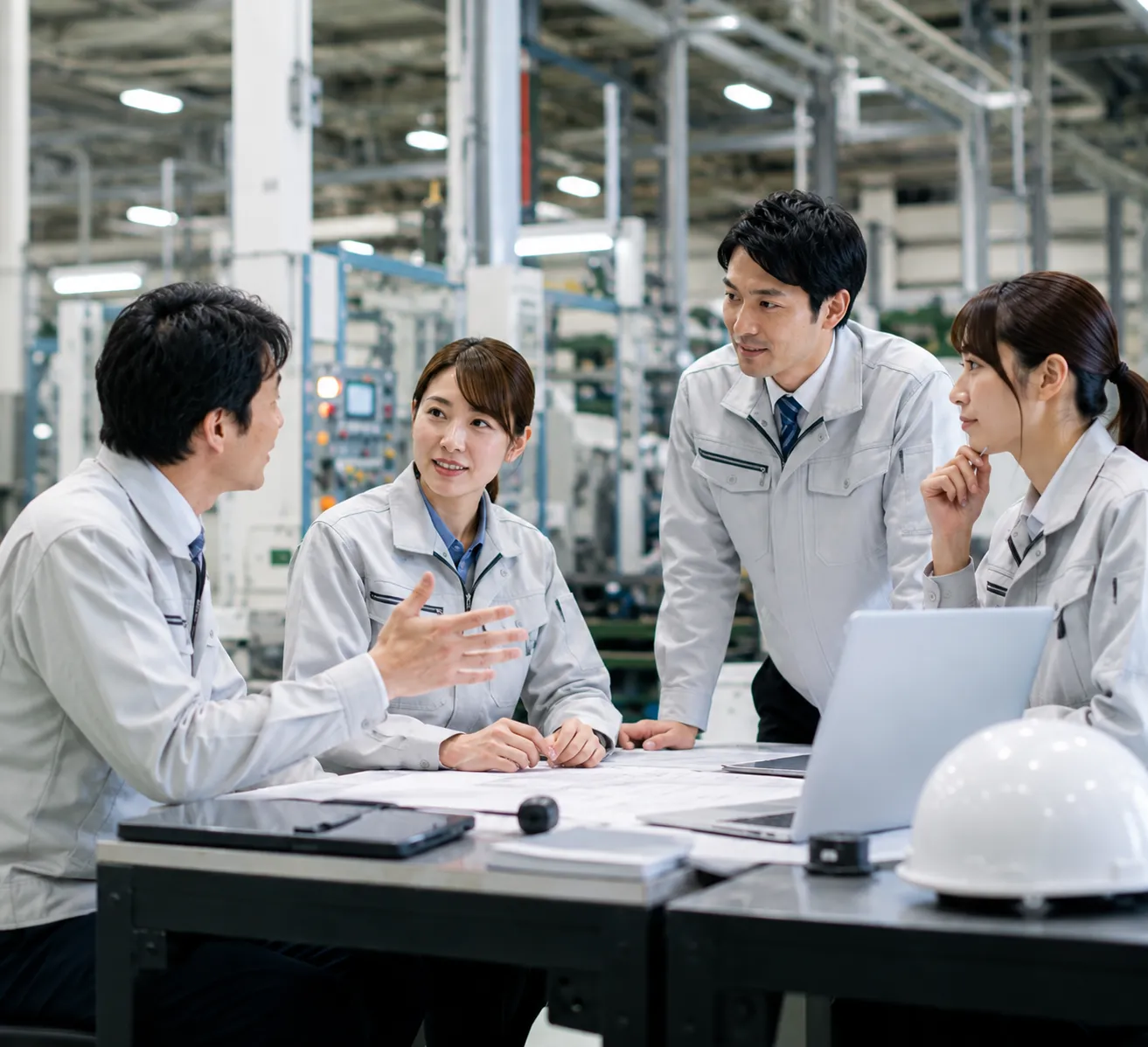 製造現場で働く社員が話し合う様子